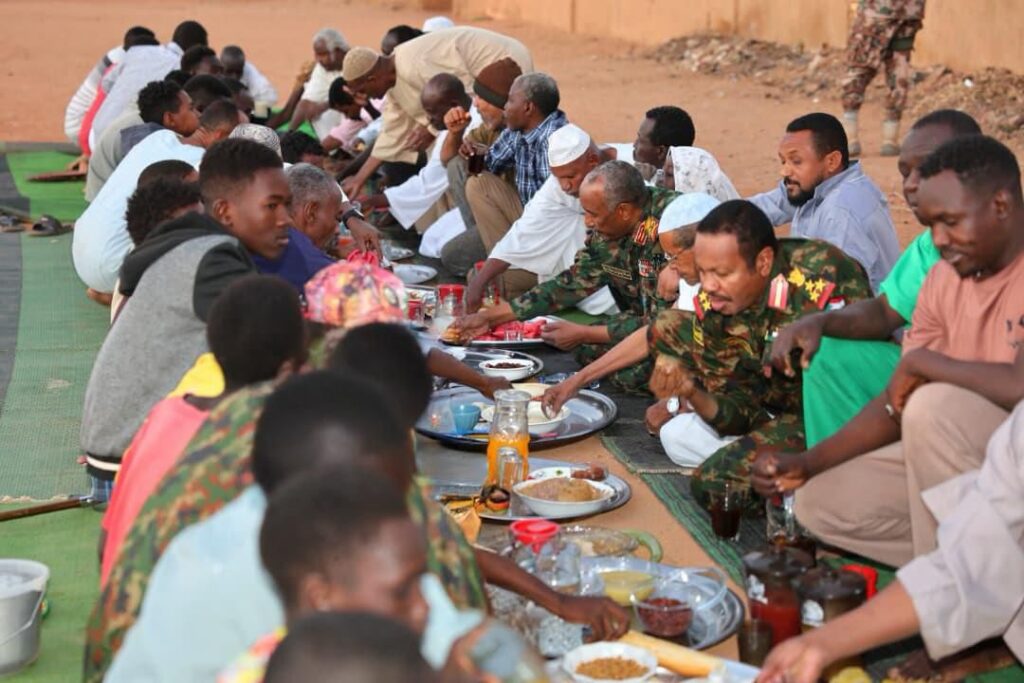 بالصور: البرهان مع منسوبي الشرطة بالحاج يوسف