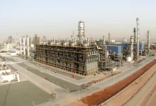 أعلنت السلطات في الإمارات، الثلاثاء، أن دفاعاتها الجوية رصدت تسعة صواريخ باليستية أُطلقت باتجاه الدولة، مؤكدة تدمير ثمانية منها، بينما سقط صاروخ واحد في البحر.