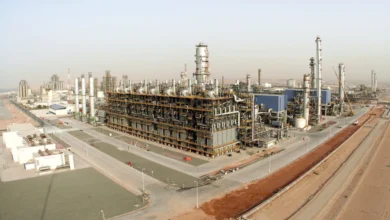 أعلنت السلطات في الإمارات، الثلاثاء، أن دفاعاتها الجوية رصدت تسعة صواريخ باليستية أُطلقت باتجاه الدولة، مؤكدة تدمير ثمانية منها، بينما سقط صاروخ واحد في البحر.