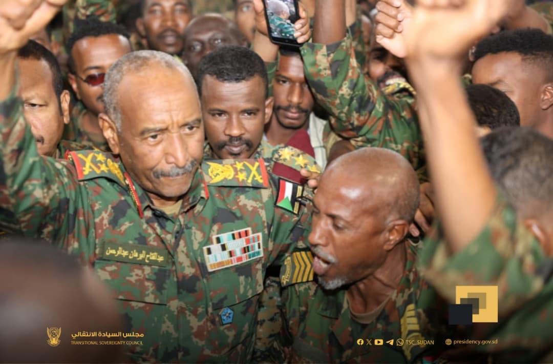 دى رئيس مجلس السيادة الانتقالي في السودان، عبد الفتاح البرهان، صلاة عيد الفطر، الجمعة، في مسجد القيادة العامة بالعاصمة الخرطوم، برفقة عدد من كبار قادة القوات المسلحة، وفق ما أفادت به مصادر رسمية