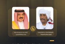 في إطار التنسيق المستمر والمتواصل بين الخرطوم والمنامة، أجرى رئيس مجلس السيادة الانتقالي، الفريق أول ركن عبد الفتاح البرهان، الأثنين اتصالاً هاتفياً بجلالة الملك حمد بن عيسى آل خليفة، ليؤكد من خلاله أن أمن البحرين هو جزء لا يتجزأ من أمن المنطقة، مجدداً موقف السودان الثابت والداعم للمملكة في مواجهة التهديدات الخارجية