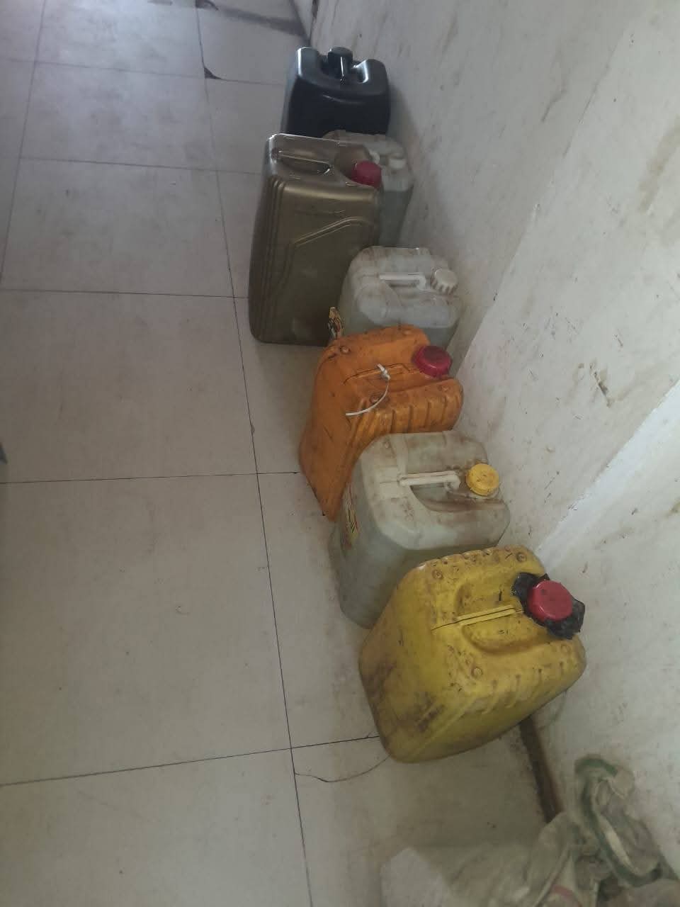 في تطور لافت يعكس تشديد الرقابة على الأسواق، نفذت الإدارة العامة لمباحث التجارة والتموين وحماية المستهلك حملة تفتيش مباغتة بسوق الكلاكلة اللفة، الأربعاء أسفرت عن ضبط مخبز ومصنع حلويات يعملان في ظروف وُصفت بأنها مخالفة للاشتراطات الصحية.