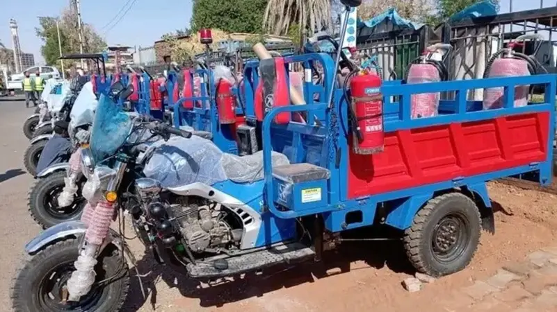 أثار إعلان السلطات في العاصمة السودانية الخرطوم نشر مركبات "توك توك" في بعض الارتكازات والجسور الرئيسية للعمل كوسائط إسعاف سريع وإطفاء أولي موجة واسعة من الجدل والسخرية على منصات التواصل الاجتماعي