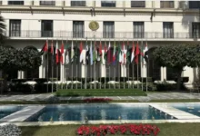 حذّرت جامعة الدول العربية من خطورة الانزلاق نحو مواجهات إقليمية أوسع، على خلفية الضربات الإسرائيلية التي استهدفت بنى تحتية عسكرية في جنوب سوريا، معتبرة أن هذه التحركات لا تخدم سوى تأجيج الصراعات وتهديد الاستقرار في المنطقة.