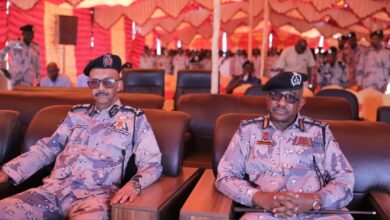 تلقى مدير عام قوات الجمارك السودانية، الفريق شرطة صلاح أحمد إبراهيم، صباح الأربعاء، التهاني بمناسبة عيد الفطر خلال فعالية المعايدة التي نظمتها رئاسة مكافحة التهريب بضاحية سوبا بالعاصمة الخرطوم، بحضور اللواء شرطة (حقوقي) أمير زين العابدين عمر وعدد من الضباط وضباط الصف والجنود. وقال إبراهيم إن المعايدة تعكس أهمية دور مكافحة التهريب في حماية الاقتصاد الوطني وتعزيز الأمن الاقتصادي والاجتماعي، مؤكداً استعداد القوات للتصدي