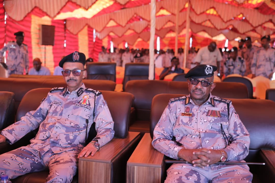 تلقى مدير عام قوات الجمارك السودانية، الفريق شرطة صلاح أحمد إبراهيم، صباح الأربعاء، التهاني بمناسبة عيد الفطر خلال فعالية المعايدة التي نظمتها رئاسة مكافحة التهريب بضاحية سوبا بالعاصمة الخرطوم، بحضور اللواء شرطة (حقوقي) أمير زين العابدين عمر وعدد من الضباط وضباط الصف والجنود. وقال إبراهيم إن المعايدة تعكس أهمية دور مكافحة التهريب في حماية الاقتصاد الوطني وتعزيز الأمن الاقتصادي والاجتماعي، مؤكداً استعداد القوات للتصدي