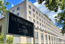 أعلنت وزارة الخارجية الأمريكية الثلاثاء أنّها طالبت رعاياها في 14 دولة في الشرق الأوسط بما فيها إسرائيل والضفة الغربية وقطاع غزة بالمغادرة فوراً باستخدام وسائل النقل التجارية المتاحة، بسبب "مخاطر أمنية جسيمة"