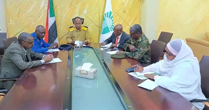 أعلنت السلطات المحلية في العاصمة السودانية، الاثنين، عن اتخاذ جملة من التدابير الأمنية والخدمية الرامية لتأمين انسياب السلع الأساسية وضبط الأوضاع الميدانية في الأسواق والأحياء السكنية خلال شهر رمضان