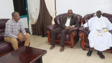 تفقد والي الخرطوم، أحمد عثمان حمزة، الغرفة المركزية للطوارئ الصحية بوزارة الصحة يوم الثلاثاء، للوقوف على كفاءة الخدمات الطبية المقدمة للمواطنين خلال عطلة عيد الفطر، في ظل تحديات تشغيلية معقدة تواجه القطاع