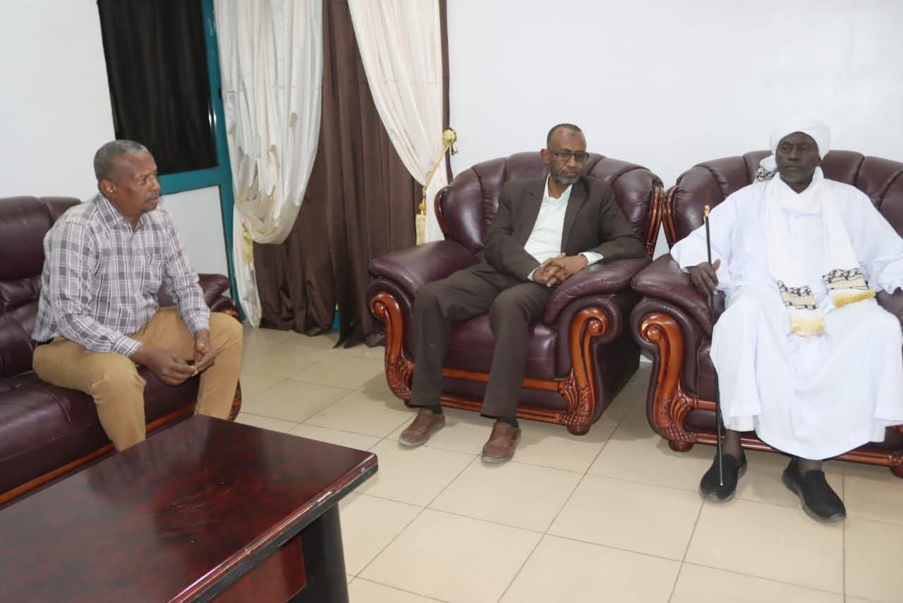 تفقد والي الخرطوم، أحمد عثمان حمزة، الغرفة المركزية للطوارئ الصحية بوزارة الصحة يوم الثلاثاء، للوقوف على كفاءة الخدمات الطبية المقدمة للمواطنين خلال عطلة عيد الفطر، في ظل تحديات تشغيلية معقدة تواجه القطاع