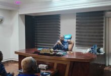 ترأس اللواء شرطة حقوقي عبد المحمود العوض، مدير الإدارة العامة للجوازات والهجرة، اجتماع هيئة قيادة الإدارة بحضور مدراء الدوائر والإدارات، حيث أصدرت الهيئة مجموعة من القرارات التنظيمية التي تهدف إلى تحسين الأداء وتجويد الخدمات