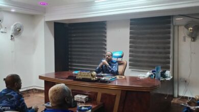 ترأس اللواء شرطة حقوقي عبد المحمود العوض، مدير الإدارة العامة للجوازات والهجرة، اجتماع هيئة قيادة الإدارة بحضور مدراء الدوائر والإدارات، حيث أصدرت الهيئة مجموعة من القرارات التنظيمية التي تهدف إلى تحسين الأداء وتجويد الخدمات