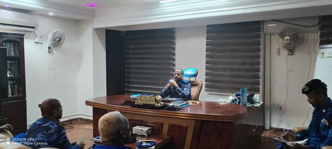 ترأس اللواء شرطة حقوقي عبد المحمود العوض، مدير الإدارة العامة للجوازات والهجرة، اجتماع هيئة قيادة الإدارة بحضور مدراء الدوائر والإدارات، حيث أصدرت الهيئة مجموعة من القرارات التنظيمية التي تهدف إلى تحسين الأداء وتجويد الخدمات