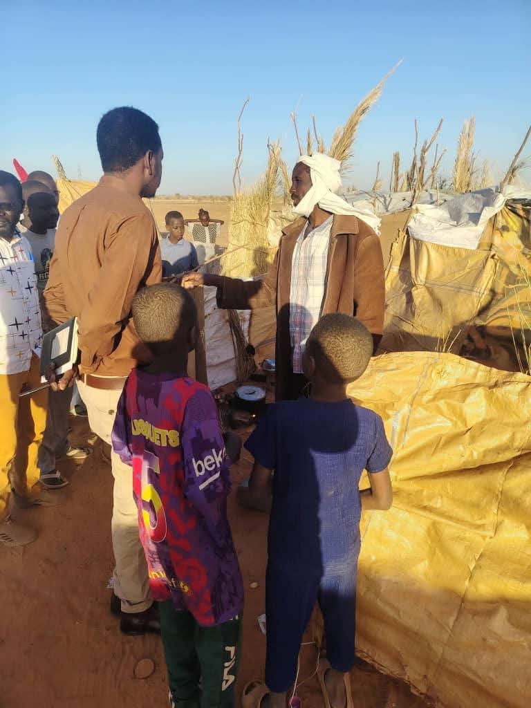 حذّر مفوض العون الإنساني بولاية شمال دارفور، محمد عبد القادر جلاب، من تدهور الأوضاع المعيشية لمئات الأسر النازحة في مخيم “بوابة أمطار” المؤقت غرب محلية الدبة، مؤكداً أن السلطات تسعى لتحريك استجابة عاجلة بالتنسيق مع الشركاء