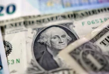 استقرت أسعار صرف العملات الأجنبية في السودان خلال تعاملات يوم الاثنين، وسط ضغوط تضخمية حادة، بينما تراجعت ثلاث عملات إقليمية في السوق الموازية، بالتزامن مع ارتباك في الأسواق العالمية جراء التصعيد العسكري بين الولايات المتحدة وإيران وتأهب البنوك المركزية الكبرى لقرارات الفائدة. المشهد السوداني: ثبات حذر وانخفاض إقليمي في الخرطوم، استقر سعر بيع الدولار