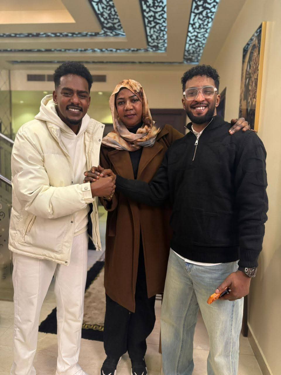 أنهى اعتذار علني قدّمه الفنان السوداني شريف الفحيل خلافاً أثار جدلاً واسعاً في الوسط الفني، بعد إساءته في مقاطع فيديو سابقة إلى الفنان محمد بشير الدولي ووالدته الفنانة حنان بلوبلو.