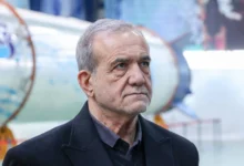 دخلت الأزمة الإيرانية منعطفاً جديداً ومحيراً   بعد أن وضع الرئيس الإيراني مسعود بزشكيان شروطاً محددة لإنهاء الحرب المستعرة على بلاده، في تصريحات ربطها مراقبون بملف "الخلافة" الحساس داخل هيكل السلطة في طهران.