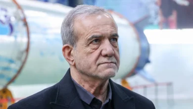 دخلت الأزمة الإيرانية منعطفاً جديداً ومحيراً   بعد أن وضع الرئيس الإيراني مسعود بزشكيان شروطاً محددة لإنهاء الحرب المستعرة على بلاده، في تصريحات ربطها مراقبون بملف "الخلافة" الحساس داخل هيكل السلطة في طهران.