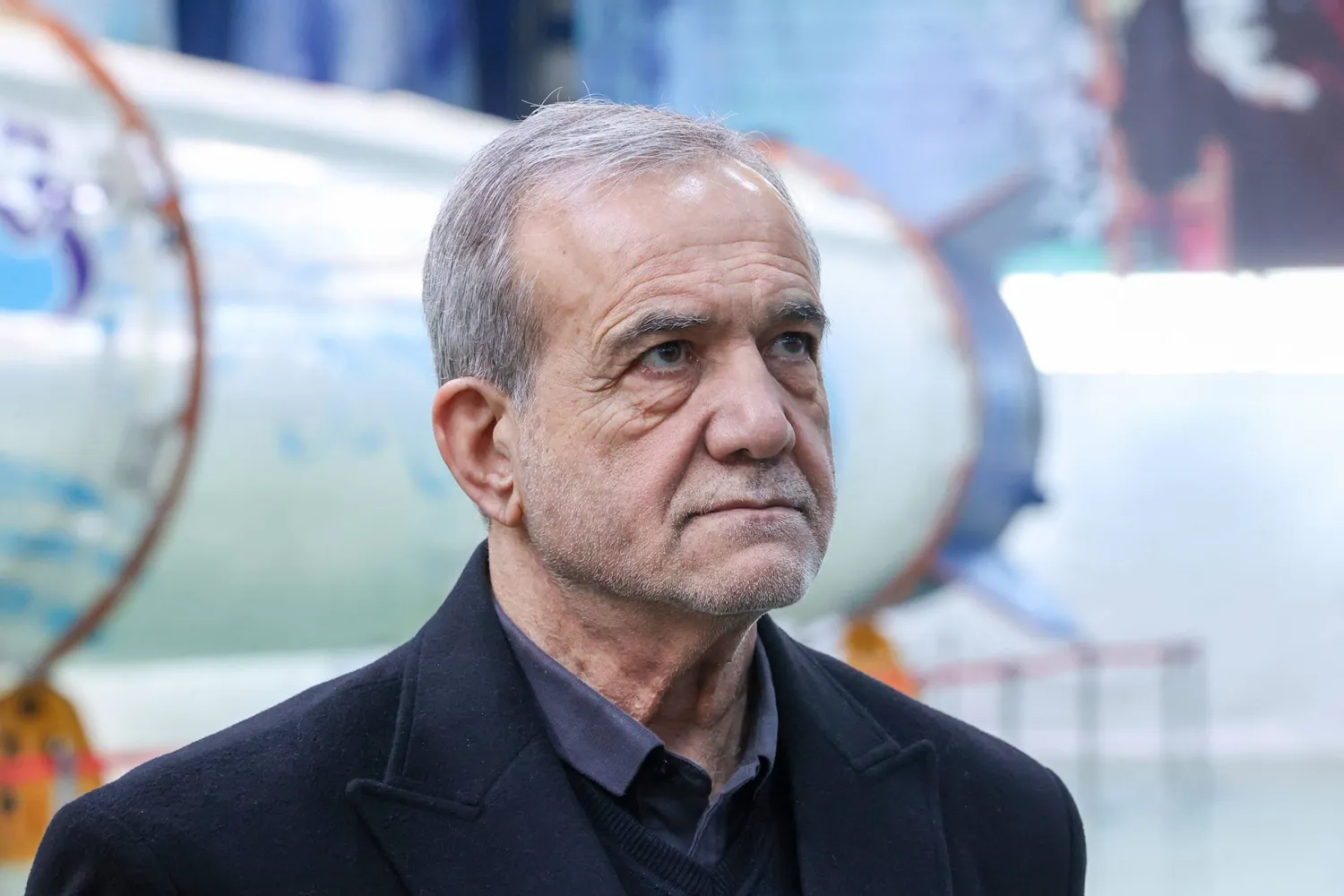 دخلت الأزمة الإيرانية منعطفاً جديداً ومحيراً   بعد أن وضع الرئيس الإيراني مسعود بزشكيان شروطاً محددة لإنهاء الحرب المستعرة على بلاده، في تصريحات ربطها مراقبون بملف "الخلافة" الحساس داخل هيكل السلطة في طهران.