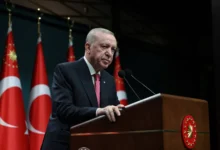 أنقرة  ـ  النورس  نيوزـ  أكد الرئيس التركي رجب طيب أردوغان، الجمعة، أن بلاده لن تنجر إلى النزاع الدائر بين إيران وإسرائيل والولايات المتحدة، مشدداً على جاهزية أنقرة لمواجهة كافة التهديدات، وذلك عقب اعتراض صاروخ باليستي إيراني ثالث في الأجواء التركية.