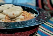 في القرى السودانية، كانت الأزقة تضج بأصوات الأطفال وهم يجوبون البيوت في آخر جمعة من رمضان، يطرقون الأبواب مرددين أهازيج طريفة ويترقبون طبق “الحارة” الساخن. الفتة واللحم والتمر المبلول لم تكن مجرد طعام، بل طقس اجتماعي وروحاني يمزج بين الصدقة على الأموات وفرحة الأحياء، ويعرف باسم الرحمتات.