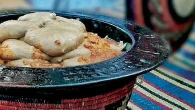 في القرى السودانية، كانت الأزقة تضج بأصوات الأطفال وهم يجوبون البيوت في آخر جمعة من رمضان، يطرقون الأبواب مرددين أهازيج طريفة ويترقبون طبق “الحارة” الساخن. الفتة واللحم والتمر المبلول لم تكن مجرد طعام، بل طقس اجتماعي وروحاني يمزج بين الصدقة على الأموات وفرحة الأحياء، ويعرف باسم الرحمتات.