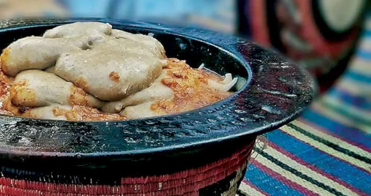 في القرى السودانية، كانت الأزقة تضج بأصوات الأطفال وهم يجوبون البيوت في آخر جمعة من رمضان، يطرقون الأبواب مرددين أهازيج طريفة ويترقبون طبق “الحارة” الساخن. الفتة واللحم والتمر المبلول لم تكن مجرد طعام، بل طقس اجتماعي وروحاني يمزج بين الصدقة على الأموات وفرحة الأحياء، ويعرف باسم الرحمتات.