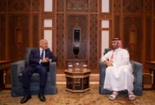 دخل التصعيد العسكري في منطقة الخليج نفقاً مظلمًا مع حلول فجر الجمعة، حيث أعلنت الدفاعات الجوية السعودية عن "ليلة من الجحيم" تصدت خلالها لعشرات الهجمات الانتحارية بالصواريخ والطائرات المسيرة، في وقت تتزايد فيه المؤشرات على تحول المواجهة إلى صراع إقليمي مفتوح غداة تولي مرشد إيراني جديد مقاليد السلطة بوعود "الثأر"