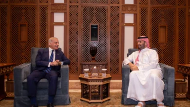 دخل التصعيد العسكري في منطقة الخليج نفقاً مظلمًا مع حلول فجر الجمعة، حيث أعلنت الدفاعات الجوية السعودية عن "ليلة من الجحيم" تصدت خلالها لعشرات الهجمات الانتحارية بالصواريخ والطائرات المسيرة، في وقت تتزايد فيه المؤشرات على تحول المواجهة إلى صراع إقليمي مفتوح غداة تولي مرشد إيراني جديد مقاليد السلطة بوعود "الثأر"