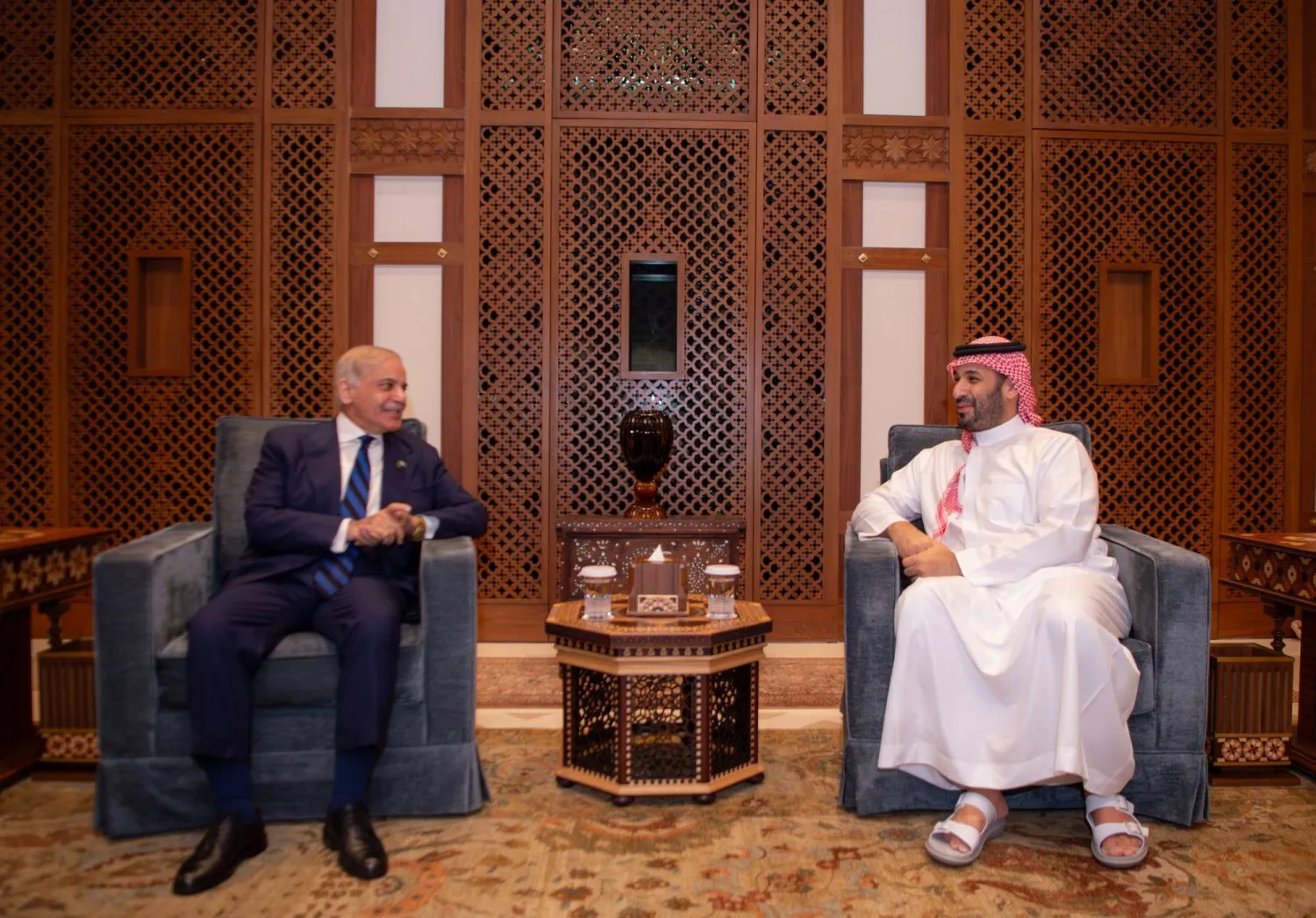 دخل التصعيد العسكري في منطقة الخليج نفقاً مظلمًا مع حلول فجر الجمعة، حيث أعلنت الدفاعات الجوية السعودية عن "ليلة من الجحيم" تصدت خلالها لعشرات الهجمات الانتحارية بالصواريخ والطائرات المسيرة، في وقت تتزايد فيه المؤشرات على تحول المواجهة إلى صراع إقليمي مفتوح غداة تولي مرشد إيراني جديد مقاليد السلطة بوعود "الثأر"