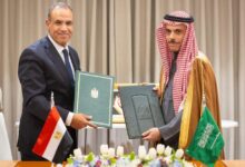 وقّعت مصر والسعودية اتفاقية للإعفاء المتبادل من تأشيرات الإقامة القصيرة لحاملي جوازات السفر الدبلوماسية والخاصة، في خطوة تعكس متانة العلاقات الثنائية بين البلدين