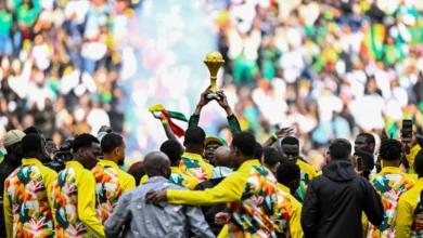 تحول "ستاد دو فرانس" في ضواحي باريس من مسرح كروي احتفالي إلى ساحة مواجهة قانونية مفتوحة بين المغرب و السنغال، في قضية تعد من أعقد الأزمات التي هزت أركان كرة القدم الأفريقية، حيث يتداخل فيها صخب المدرجات بصرامة النصوص القضائية الدولية