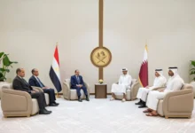 جرى الرئيس المصري عبد الفتاح السيسي، الخميس، جولة خليجية شملت الإمارات العربية المتحدة وقطر، في تحرك دبلوماسي مكثف يأتي على وقع تصاعد التوترات الإقليمية، حيث شدد على ضرورة الوقف الفوري للتصعيد والعودة إلى الحوار لتسوية الأزمات