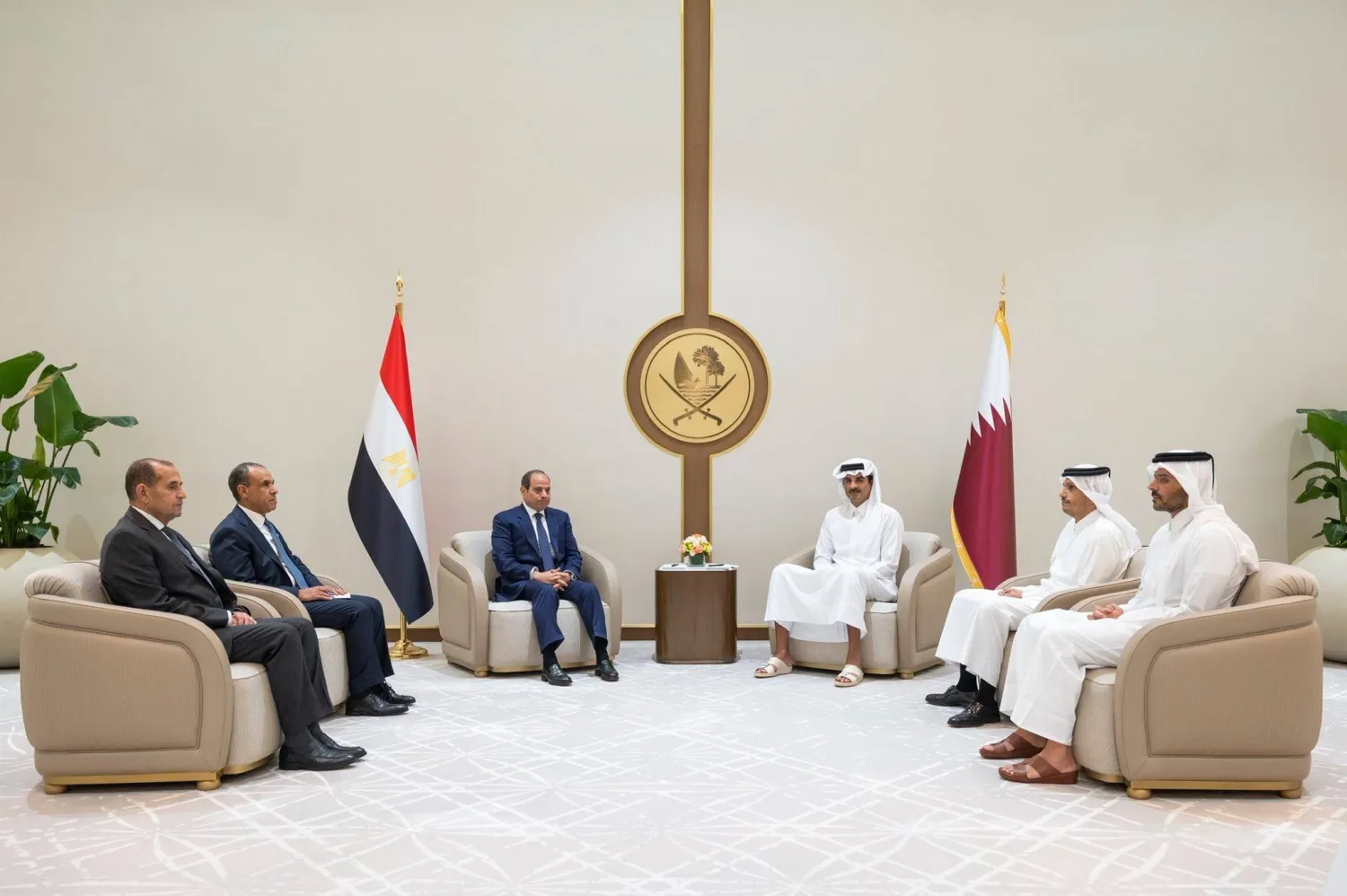 جرى الرئيس المصري عبد الفتاح السيسي، الخميس، جولة خليجية شملت الإمارات العربية المتحدة وقطر، في تحرك دبلوماسي مكثف يأتي على وقع تصاعد التوترات الإقليمية، حيث شدد على ضرورة الوقف الفوري للتصعيد والعودة إلى الحوار لتسوية الأزمات