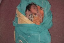 كسلا ـ النورس نيوز في مشهد صادم يتكرر للمرة الثالثة خلال شهر، عُثر فجر السبت على طفل حديث الولادة ملقى على قارعة الطريق بجوار مسجد الفيافي بمدينة كسلا، في واقعة هي الثانية خلال يومين فقط