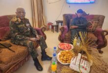 كشف مجلس الصحوة الثوري السوداني، الأحد، عن تفاصيل لقاء جمع بين مساعد القائد العام للجيش السوداني، الفريق أول ركن ياسر العطا، ورئيس المجلس الشيخ موسى هلال، في خطوة تشير إلى تنسيق عسكري رفيع المستوى في مواجهة  مليشيا الدعم السريع