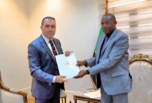 بحث الأمين العام لمجلس السيادة الانتقالي في السودان، الفريق الركن د. محمد الغالي علي يوسف، الاثنين، مع سفير جمهورية تركيا لدى السودان فاتح يلدز، سبل تعزيز التعاون الثنائي، لا سيما في مجال إعادة الإعمار.