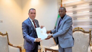 بحث الأمين العام لمجلس السيادة الانتقالي في السودان، الفريق الركن د. محمد الغالي علي يوسف، الاثنين، مع سفير جمهورية تركيا لدى السودان فاتح يلدز، سبل تعزيز التعاون الثنائي، لا سيما في مجال إعادة الإعمار.