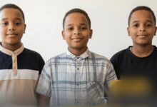 حقق ثلاثة توائم نجاحاً لافتاً في امتحانات الشهادة الابتدائية بمدرسة المور الأصفي بولاية القضارف، في إنجاز نادر لم يحظَ بالتغطية الإعلامية المستحقة.