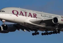 تسببت الحرب الأميركية الإسرائيلية المتصاعدة مع إيران في اضطراب واسع بحركة الطيران في الشرق الأوسط لليوم الخامس على التوالي، ما أدى إلى إلغاء آلاف الرحلات الجوية وتقطّع السبل بعشرات الآلاف من المسافرين في مطارات المنطقة وخارجها.