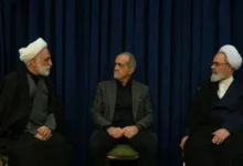 أعلن محمد مخبر، مستشار المرشد الأعلى الإيراني الراحل علي خامنئي، الأربعاء، أن بلاده لا تعتزم الدخول في أي مفاوضات مع الولايات المتحدة، مؤكداً استعداد طهران لخوض «حرب طويلة».