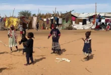 في مؤشر على تحول لافت في سياسة التعامل مع تدفقات السودانيين الفارين من النزاع المسلح في بلدهم، بدأت السلطات في شرق ليبيا خطوات عملية لتسريع ترحيل العشرات منهم، ممن تصفهم بـ"المخالفين". هذا التحرك يكسر حالة "غض الطرف" النسبية التي ميزت التعامل مع آلاف اللاجئين الذين عبروا الحدود الجنوبية خلال الأشهر الماضية.