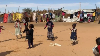 في مؤشر على تحول لافت في سياسة التعامل مع تدفقات السودانيين الفارين من النزاع المسلح في بلدهم، بدأت السلطات في شرق ليبيا خطوات عملية لتسريع ترحيل العشرات منهم، ممن تصفهم بـ"المخالفين". هذا التحرك يكسر حالة "غض الطرف" النسبية التي ميزت التعامل مع آلاف اللاجئين الذين عبروا الحدود الجنوبية خلال الأشهر الماضية.