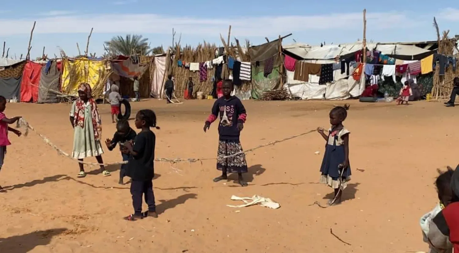 في مؤشر على تحول لافت في سياسة التعامل مع تدفقات السودانيين الفارين من النزاع المسلح في بلدهم، بدأت السلطات في شرق ليبيا خطوات عملية لتسريع ترحيل العشرات منهم، ممن تصفهم بـ"المخالفين". هذا التحرك يكسر حالة "غض الطرف" النسبية التي ميزت التعامل مع آلاف اللاجئين الذين عبروا الحدود الجنوبية خلال الأشهر الماضية.