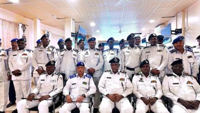 أعلن مدير الإدارة العامة للمرور في السودان، اللواء شرطة حاتم محمود منصور، عن حزمة من المشروعات التطويرية الرامية إلى تحديث منظومة العمل المروري في البلاد، وعلى رأسها إدخال "الدوريات الذكية" ونظام "تتبع آلي" للمركبات، وذلك ضمن خطة شاملة للتحول الرقمي.