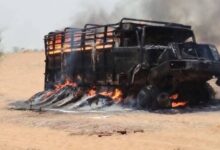 في مشهدٍ وحشي جرد تطلعات المزارعين البُسطاء من أحلامهم، أقدمت مليشيا الدعم السريع على ارتكاب "مجزرة اقتصادية" يندى لها الجبين، حيث أضرمت النيران بدمٍ بارد في قافلة تجارية كبرى كانت تحمل أطنانًا من المحاصيل الزراعية (الذرة والفول السوداني) بالقرب من مدينة النهود بولاية غرب كردفان.