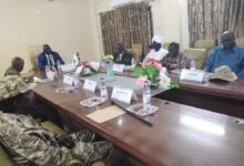 دعا حاكم إقليم النيل الأزرق، الفريق أحمد العمدة بادي، الخميس، إلى تحرك فوري لتعزيز برامج التعبئة والاستنفار الشعبي، في خطوة تعكس تصاعد القلق الأمني في الإقليم الذي يشهد توترات متزايدة.