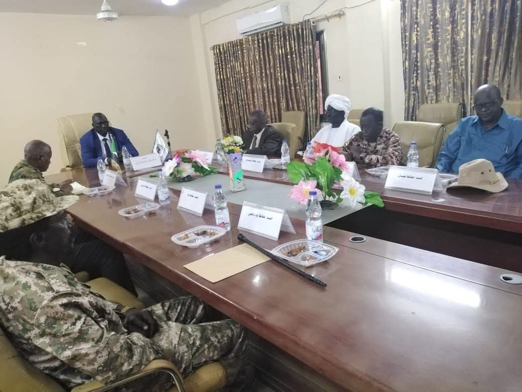 دعا حاكم إقليم النيل الأزرق، الفريق أحمد العمدة بادي، الخميس، إلى تحرك فوري لتعزيز برامج التعبئة والاستنفار الشعبي، في خطوة تعكس تصاعد القلق الأمني في الإقليم الذي يشهد توترات متزايدة.