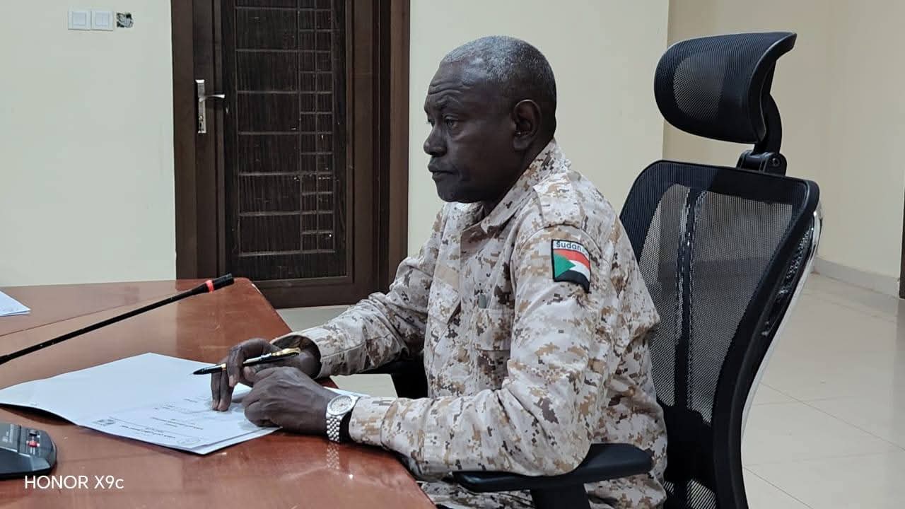 كشفت تقارير لجنة أمن ولاية الخرطوم عن تطورات أمنية لافتة خلال عطلة عيد الفطر، أبرزها القبض على ما وُصف بـ"أكبر تاجر مخدرات" في عملية نوعية، إلى جانب إحباط شبكات تهريب وإيقاف عصابات تنشط في النهب.