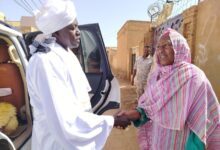 في مدينةٍ أنهكتها الحرب، لكنها لم تفقد ذاكرتها، جاءت الزيارة كفعلٍ رمزي يحمل أكثر من معنى، حين طرق والي الخرطوم باب الفنانة القديرة ناهد حسن، لا بصفته مسؤولًا فحسب، بل شاهدًا على زمنٍ صاغته الدراما واحتفظت به الوجدان.